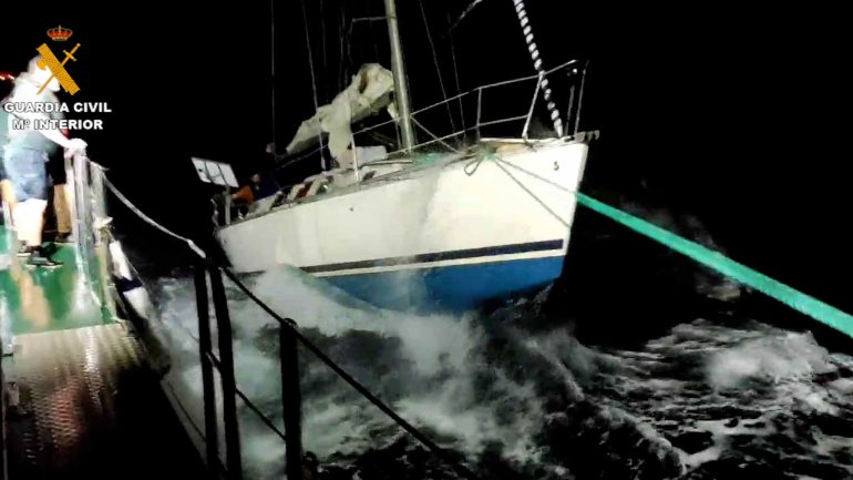 La Guardia Civil rescata a cuatro tripulantes de un velero que iba a la deriva hacia las rocas de Tabarca