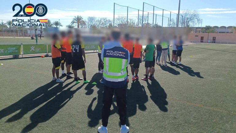 12 detenidos en Elche, Orihuela y Ceuta por estafar a jóvenes de América del Sur y África con la promesa de triunfar en el fútbol español