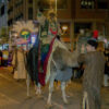 Espectacular Cabalgata en Elche, que comienza con una hora de retraso por un problema con las sillas